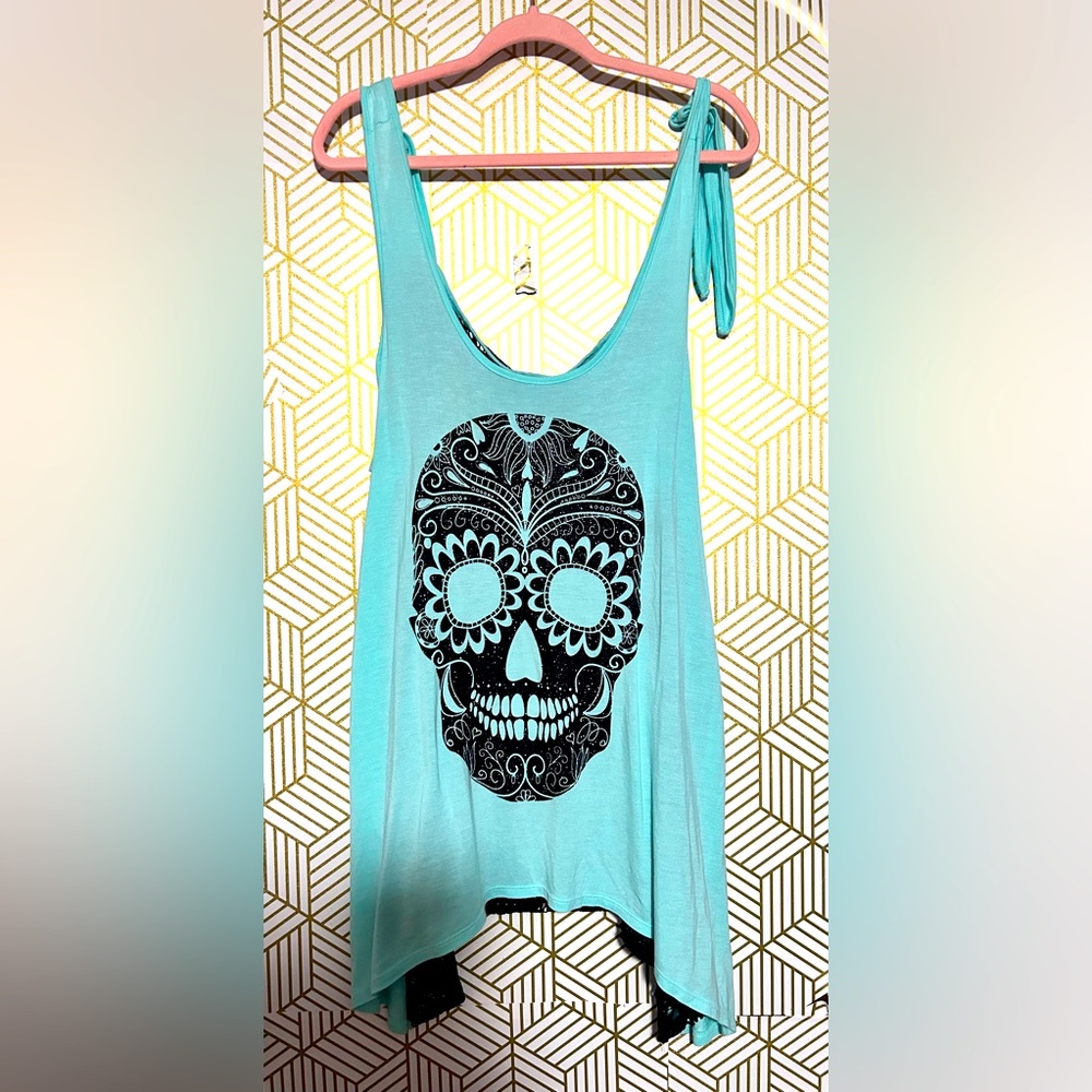 Hot Topic skull tank XL